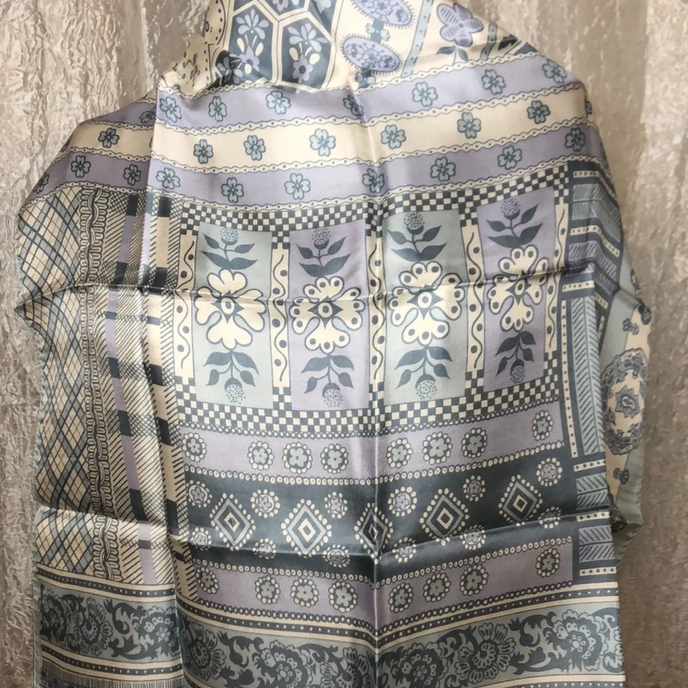GLORIA VANDERBILT silk scarf